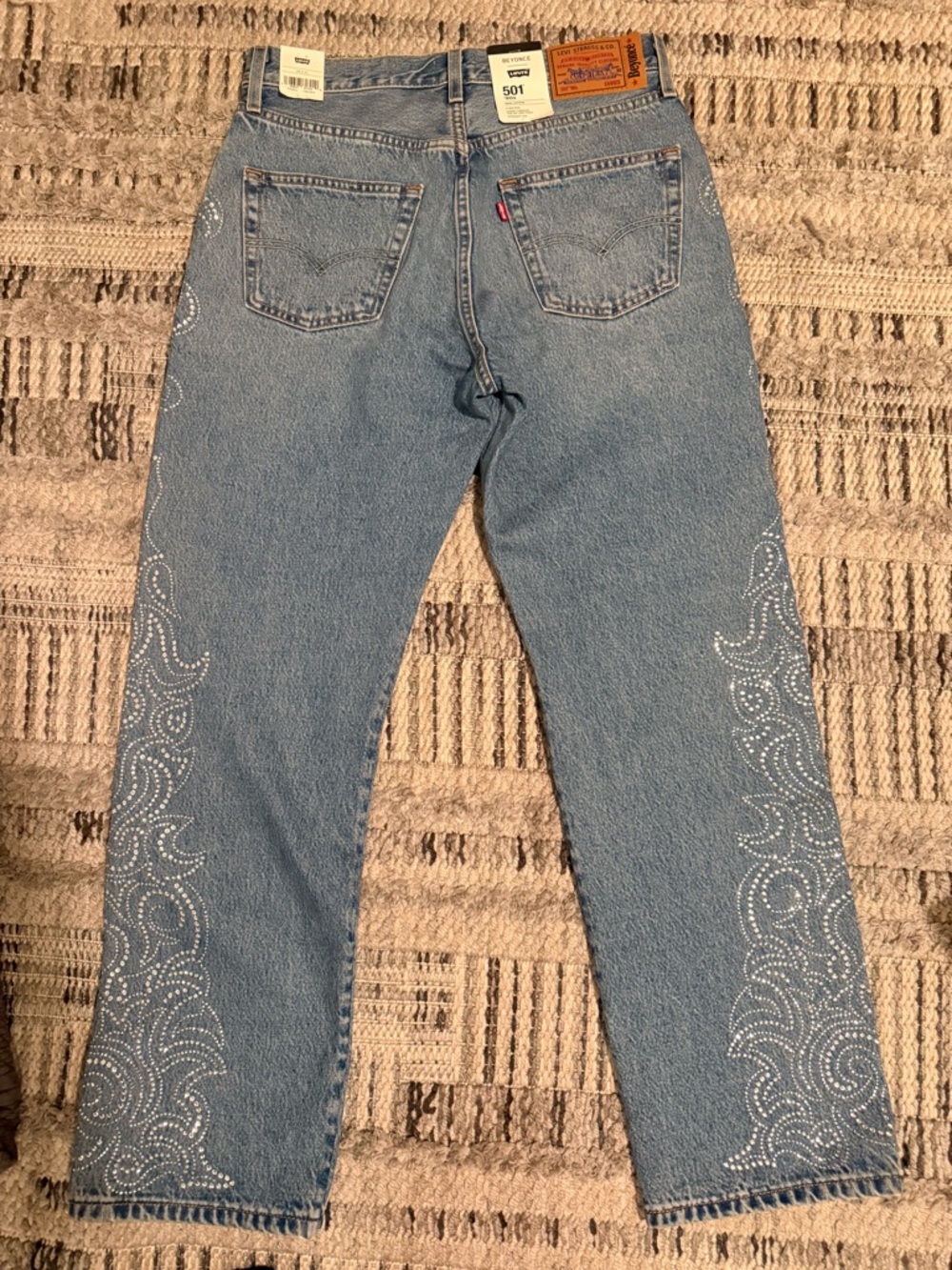 NWT BEYONCE 🌟 ⭐️ 💫 Levi's Light Blue Denim Jeans with Leather Patch - Picture 4 of 13